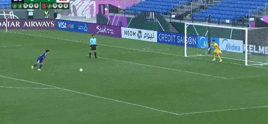 九游娱乐-点球第三轮，佐藤龙之介罚进，法胡里点射命中